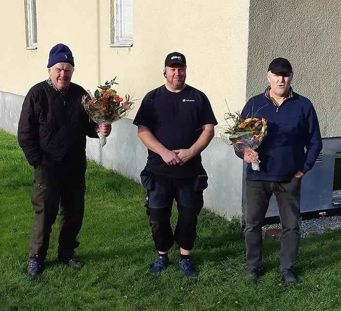 Här uppvaktas Jörgen och Kjell med blommor av fastighetsvärd Peter Gerdin.